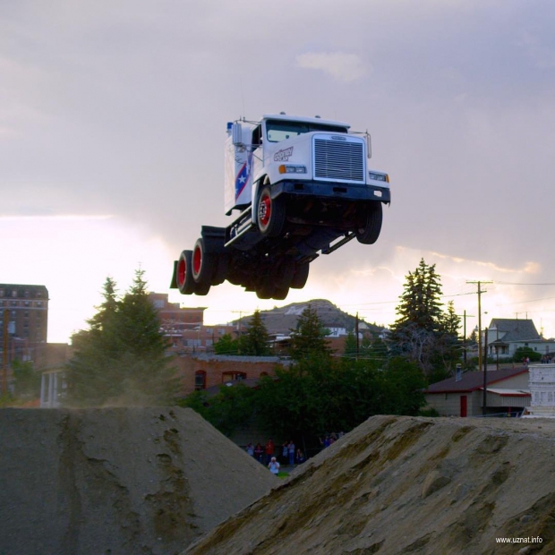 Новый рекорд  прыжка на грузовике