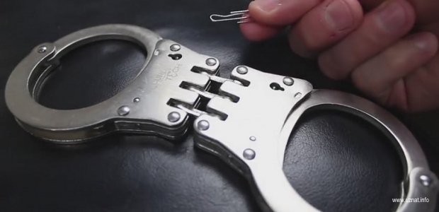 Как открыть наручники без ключа?