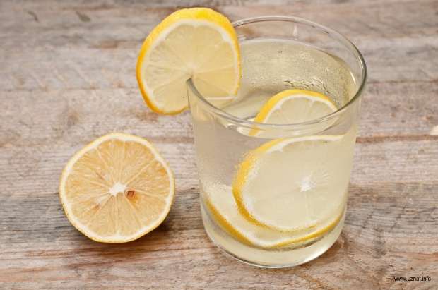 Стакан теплой воды с лимоном
